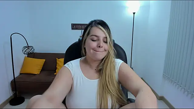 Snapshot of camiilaa1 chatting on February 8, 7:59 am camiilaa1 online show from February 8, 7:59 am