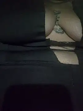 Snapshot of SeductionSilera chatting on February 1, 1:02 am SeductionSilera online show from February 1, 1:02 am