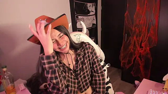 amber yull online show from October 31, 1:28 am