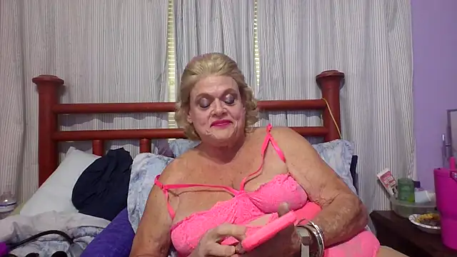 Snapshot of BigClitMelody chatting on October 3, 9:23 pm BigClitMelody online show from October 3, 9:23 pm