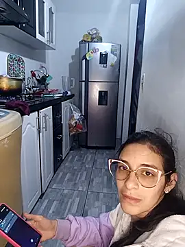 Snapshot of catire2323 chatting on November 23, 1:05 am catire2323 online show from November 23, 1:05 am