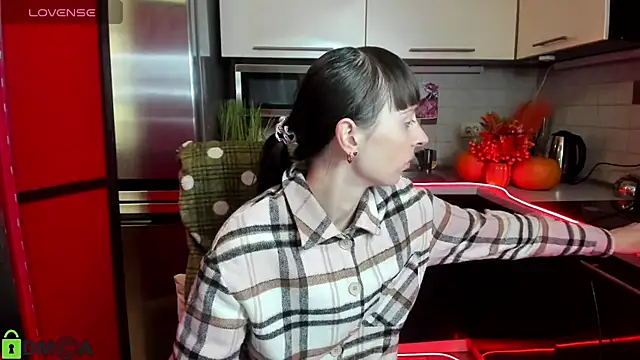 TayanaJons online show from October 3, 7:05 am