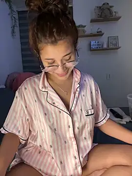 Snapshot of crystal_bunny7 chatting on December 9, 12:23 am crystal bunny7 online show from December 9, 12:23 am