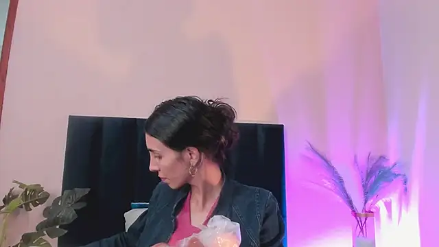 Nina Cavaali online show from December 5, 6:15 pm