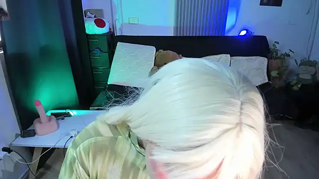 Cuttiealice online show from March 22, 7:20 pm