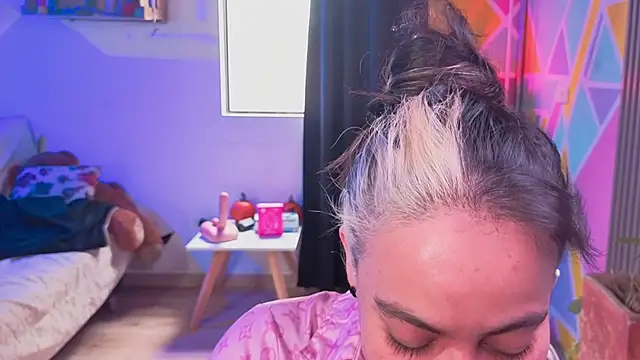 Cuttiealice online show from November 10, 5:01 pm