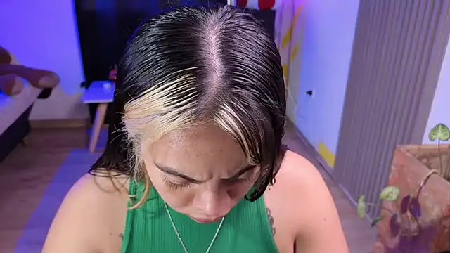 Cuttiealice online show from December 1, 4:01 pm