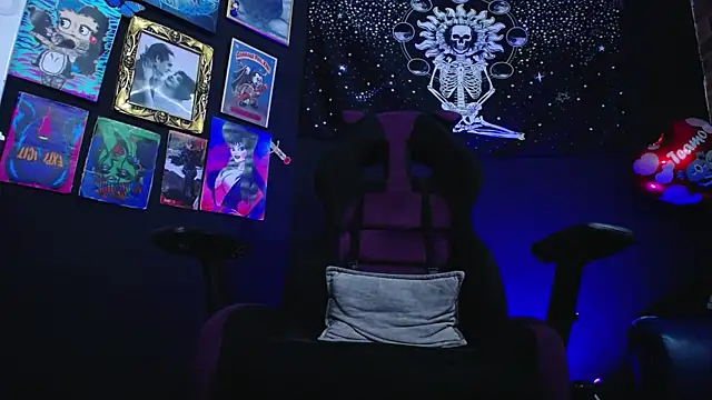 Snapshot of Yourmadame_P chatting on December 3, 12:46 am Yourmadame P online show from December 3, 12:46 am