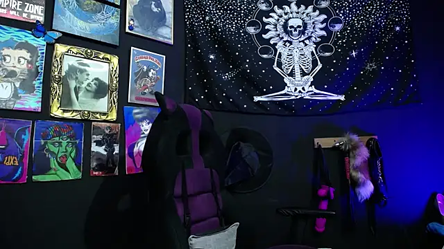 Snapshot of Yourmadame_P chatting on December 22, 12:28 am Yourmadame P online show from December 22, 12:28 am