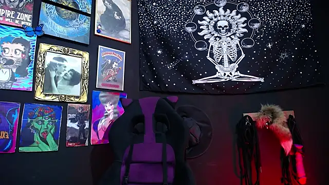 Snapshot of Yourmadame_P chatting on January 9, 9:05 pm Yourmadame P online show from January 9, 9:05 pm