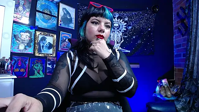 Snapshot of Yourmadame_P chatting on January 28, 9:40 pm Yourmadame P online show from January 28, 9:40 pm