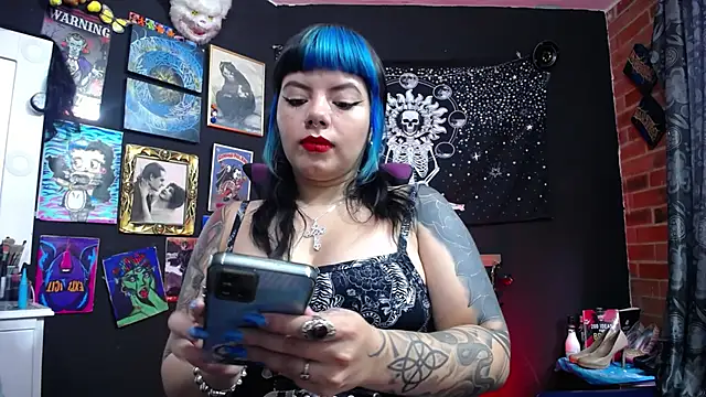 Snapshot of Yourmadame_P chatting on February 3, 3:27 pm Yourmadame P online show from February 3, 3:27 pm