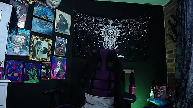 Snapshot of Yourmadame_P chatting on February 7, 8:10 pm Yourmadame P online show from February 7, 8:10 pm