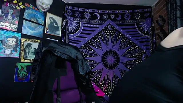 Snapshot of Yourmadame_P chatting on November 21, 12:21 am Yourmadame P online show from November 21, 12:21 am