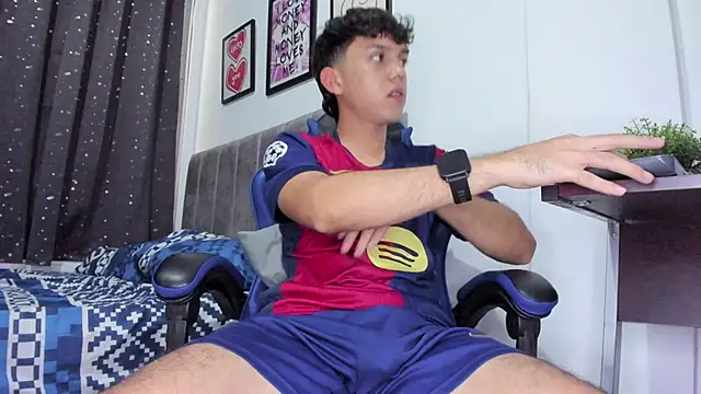 Snapshot of The_skinnyguys chatting on November 15, 10:04 pm The skinnyguys online show from November 15, 10:04 pm