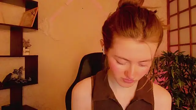 Snapshot of KateCuddle chatting on March 13, 2:27 am KateCuddle online show from March 13, 2:27 am