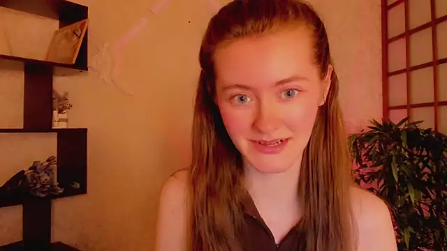 Snapshot of KateCuddle chatting on March 13, 5:33 am KateCuddle online show from March 13, 5:33 am