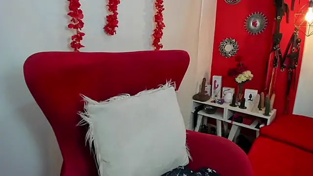 julieta evans  online show from February 10, 9:15 pm