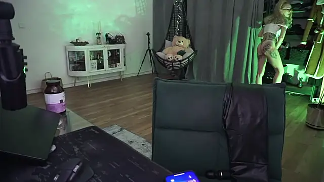 LaraPunkt online show from February 6, 9:01 am