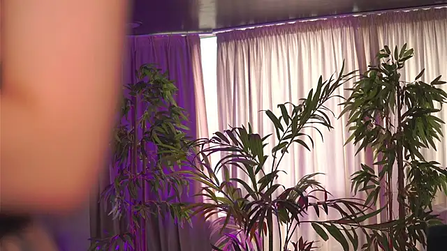 Snapshot of HotSkinnyX chatting on November 9, 9:40 am HotSkinnyX online show from November 9, 9:40 am