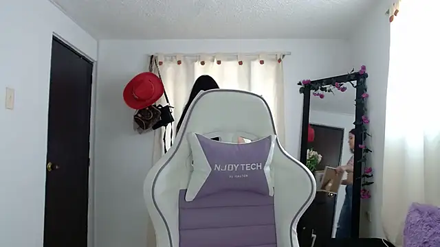 Snapshot of InocentHeaven1 chatting on December 7, 1:07 pm InocentHeaven1 online show from December 7, 1:07 pm