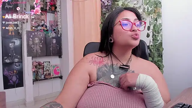  Ali Brinck  online show from February 26, 7:05 pm