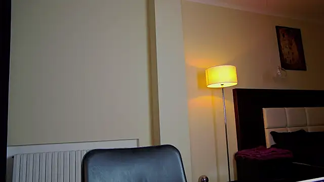 Snapshot of Friend12321 chatting on March 20, 10:40 pm Friend12321 online show from March 20, 10:40 pm