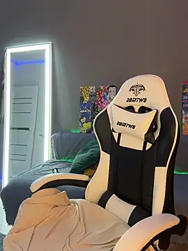 julia fly online show from February 2, 2:45 pm