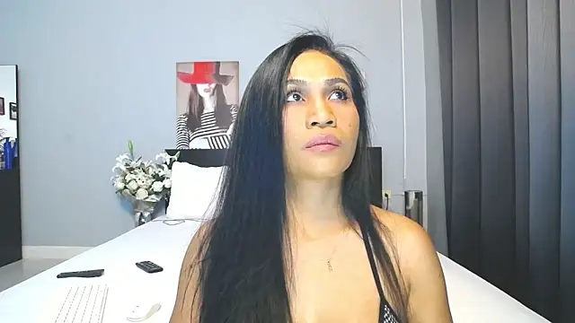 Snapshot of Hotbeebee chatting on February 6, 11:58 pm Hotbeebee online show from February 6, 11:58 pm