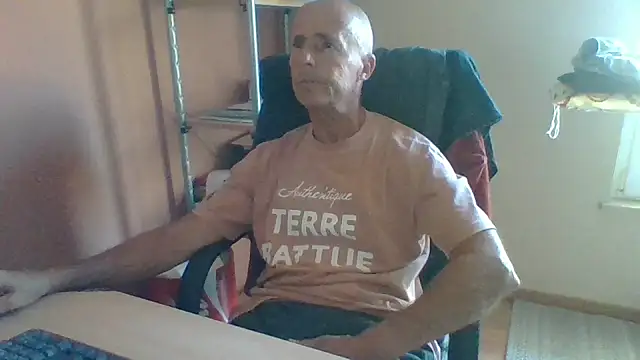 Snapshot of olibrius71 chatting on October 6, 8:23 am olibrius71 online show from October 6, 8:23 am