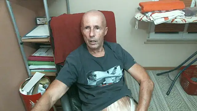 Snapshot of olibrius71 chatting on December 3, 7:23 pm olibrius71 online show from December 3, 7:23 pm