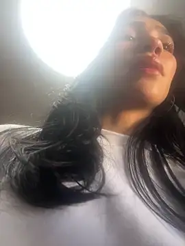 LauraAristizabal online show from June 4, 12:00 pm
