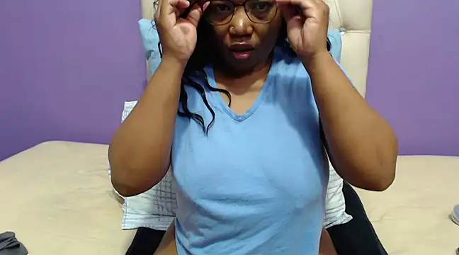 Snapshot of PeachAss4UU chatting on February 27, 5:24 am PeachAss4UU online show from February 27, 5:24 am