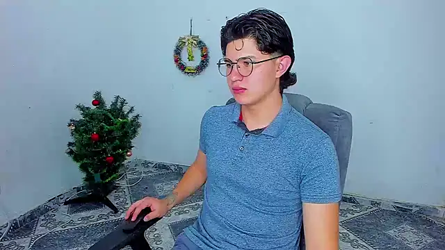 Snapshot of patrik_027 chatting on December 11, 9:45 pm patrik 027 online show from December 11, 9:45 pm