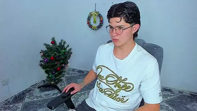 Snapshot of patrik_027 chatting on December 16, 7:32 pm patrik 027 online show from December 16, 7:32 pm