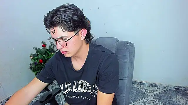 Snapshot of patrik_027 chatting on December 20, 7:28 pm patrik 027 online show from December 20, 7:28 pm