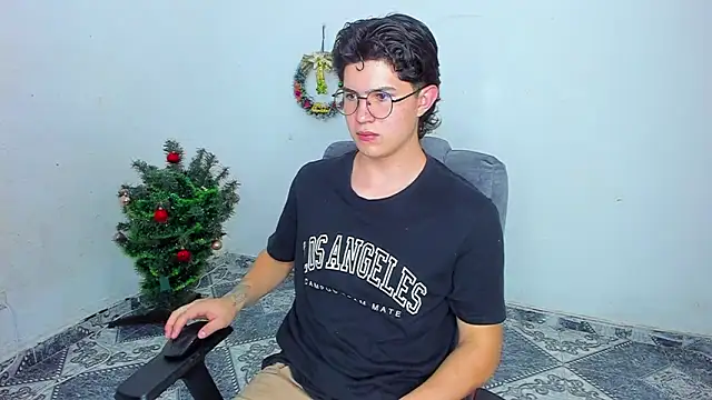 Snapshot of patrik_027 chatting on December 20, 10:32 pm patrik 027 online show from December 20, 10:32 pm