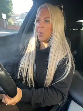 Bustyblondebabe32 online show from September 29, 8:08 am