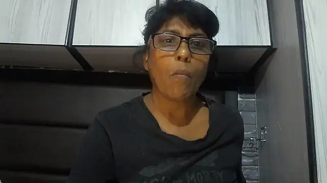 Snapshot of MsAttitude chatting on December 5, 8:01 am MsAttitude online show from December 5, 8:01 am