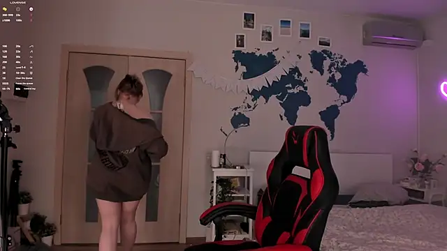 Snapshot of LisaLaas chatting on December 22, 6:26 pm LisaLaas online show from December 22, 6:26 pm