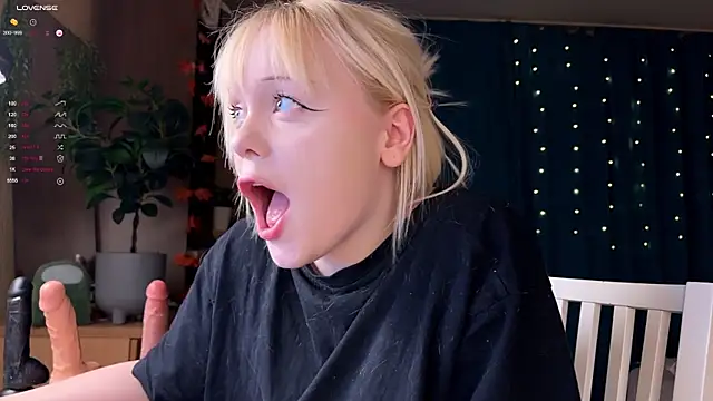 Snapshot of LisaLaas chatting on November 22, 8:52 pm LisaLaas online show from November 22, 8:52 pm