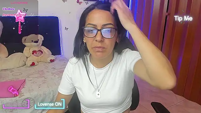 Snapshot of alma_blue chatting on November 15, 11:21 pm alma blue online show from November 15, 11:21 pm