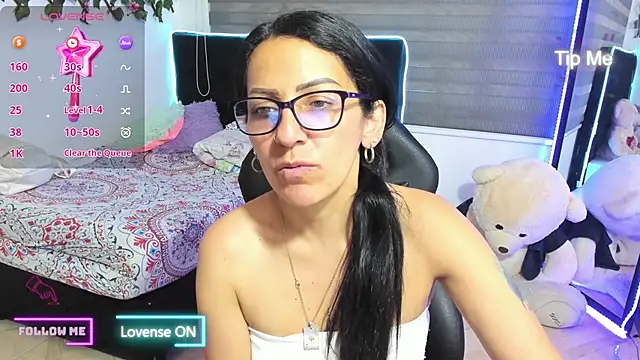 Snapshot of alma_blue chatting on December 3, 9:57 pm alma blue online show from December 3, 9:57 pm