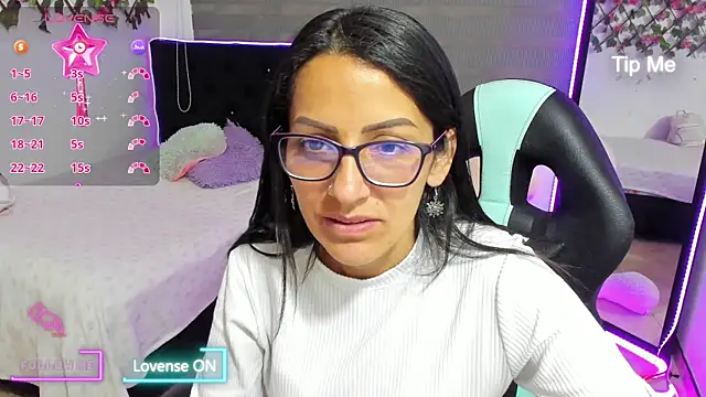 Snapshot of alma_blue chatting on December 13, 10:37 pm alma blue online show from December 13, 10:37 pm