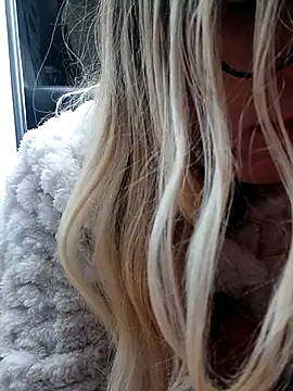 Snapshot of dolcehelena993 chatting on November 15, 9:17 am dolcehelena993 online show from November 15, 9:17 am