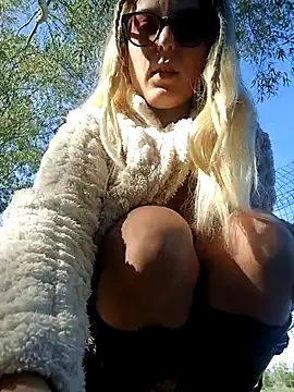 Snapshot of dolcehelena993 chatting on November 20, 10:59 am dolcehelena993 online show from November 20, 10:59 am