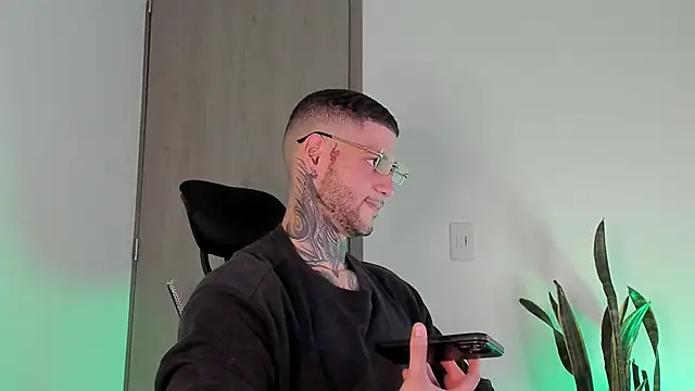  jamesleandros1 online show from February 28, 1:06 am