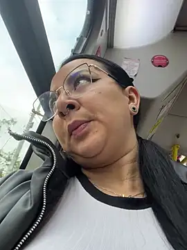 Abril Luv online show from March 5, 12:00 pm