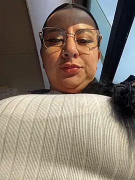 Abril Luv online show from March 11, 12:17 pm