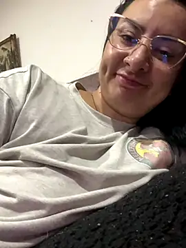 Abril Luv online show from September 11, 2:00 am